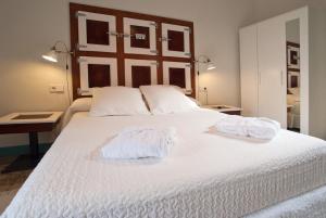 桑特费柳德吉克索尔斯Hotel Hostal Chic的卧室配有白色床和毛巾