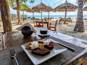 吉汶瓦巴哈蒂酒店的海滩上一张桌子和一盘食物