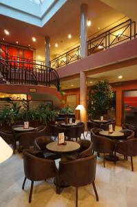 金沙萨梅美灵酒店的一间带桌椅的餐厅,以及楼梯