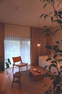 济州市At corner resort & garden的一间卧室配有一张床、一把椅子和一张桌子