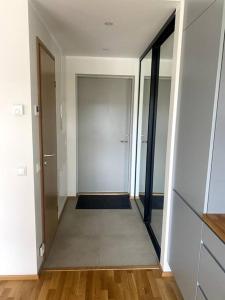 塔尔图Cozy one bedroom apartment的空的走廊,门通向房间