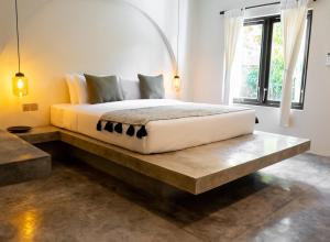 乌布Savanna Ubud的木制平台上的卧室
