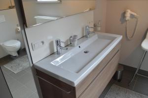 伊普尔B&B @ Room's的浴室配有白色水槽和卫生间。