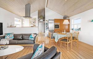 BrundbyAmazing Home In Sams With Wi-fi的客厅配有沙发和桌子