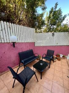 海法Ramban Emerald的一个带桌椅的庭院和围栏