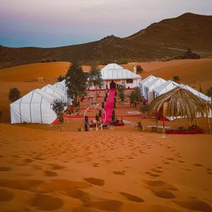 梅尔祖卡Erg chebbi Dunes Desert Camp的沙漠中一群帐篷