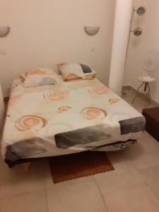 圣克莱芒德里维耶尔La plaine的一间卧室配有一张床和被子