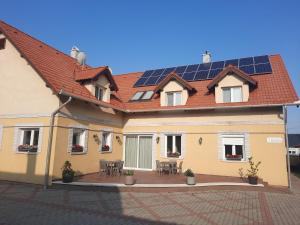 豪伊杜纳纳什Sóvirág Termál Panzió的屋顶上设有太阳能电池板的房子