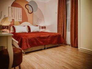 伊斯坦布尔Dervish Han Boutique Hotel的一间卧室配有一张带大床头板的床