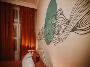 伊斯坦布尔Dervish Han Boutique Hotel的卧室配有壁画冲浪板