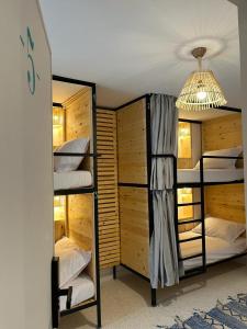 丹吉尔Socco Hostel的房屋内带三张双层床的房间