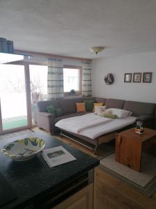 瓦格赖恩Chalet Bergheimat的客厅配有沙发和桌子