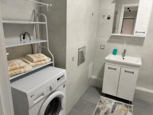 Alghabas2-я квартира Алматы Арена ЖК的洗衣房配有洗衣机和水槽