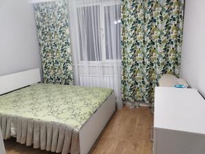 Alghabas2-я квартира Алматы Арена ЖК的一间小卧室,配有床和窗户