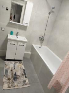 Alghabas2-я квартира Алматы Арена ЖК的浴室配有白色浴缸和水槽