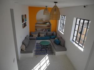 丹吉尔Socco Hostel的客厅配有沙发和桌子