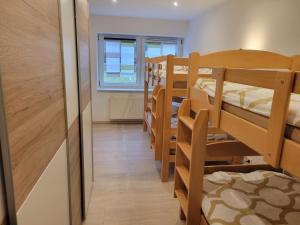 Ferienwohnung am Wald的宿舍间设有一排双层床。