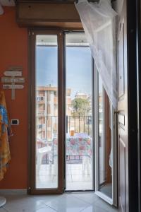 里米尼Residence Yellow的滑动玻璃门,享有阳台的景色