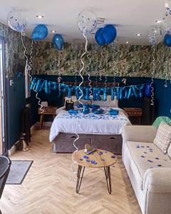 斯旺西The Rhossili bay secret的一间设有蓝色气球的房间和一张带桌子的床