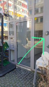 埃森Lofts V26的玻璃门,带绿色箭头指向椅子