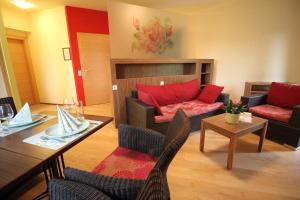 ZwentendorfRosenhotel - Serviced Apartments的客厅配有沙发和桌子