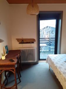 维泽桑讷Apartment Fanny的一间带桌子和床的卧室以及一个阳台