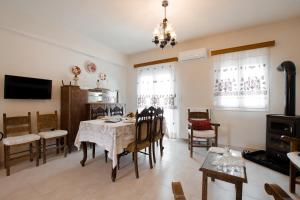 阿诺吉亚Prasini Folia - Traditional Residence的一间带桌椅的用餐室