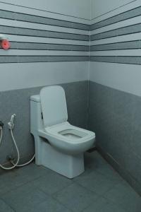 PayyannūrComfort INN的浴室位于隔间内,设有白色卫生间。