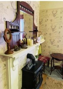 南安普敦The Old Merchants House - The Highlands Room的墙上的镜子,桌子