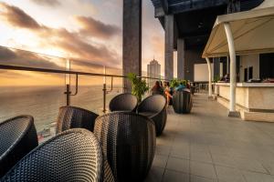 科伦坡Mövenpick Hotel Colombo的阳台配有椅子,享有海景。