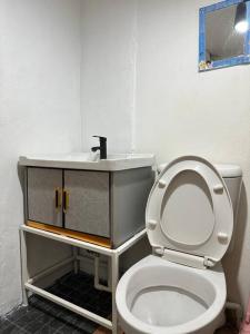 曼谷Chubby 5 Room 5的浴室配有白色卫生间和盥洗盆。
