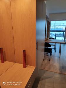 波多Panoramisk leilighet(nær flyplass)的客厅和带桌子的用餐室