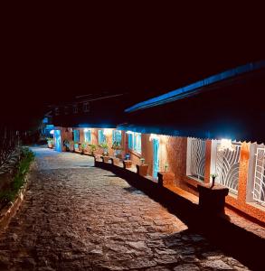 AmbositraLa Sirena Ambositra的夜晚一排灯光明亮的建筑