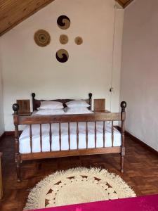 AmbositraLa Sirena Ambositra的卧室配有一张床,地板上铺有地毯
