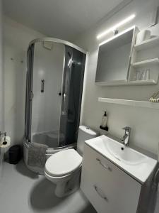 波兹南Terminal的带淋浴、卫生间和盥洗盆的浴室