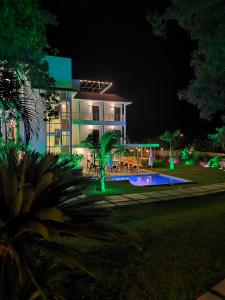 佩达西镇Hotel Pedasí Nature Paradise的一座晚上设有游泳池的房子