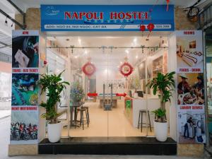 吉婆岛Napoli Hostel的一座种植盆栽植物的韩国医院的前方商店