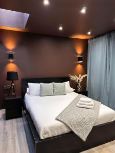 考文垂Sky City Apartments的卧室配有一张带白色床单和枕头的大床。