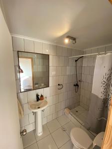 埃尔基斯科Hostal F的一间带水槽、卫生间和淋浴的浴室