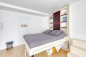 圣芒代La Perle Blanche- Studio Chic- Metro L1 Saint-Mandé的一间白色客房内的床铺卧室