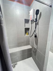 阿拉米诺斯卢尔德度假屋的浴室设有淋浴间和吹风机