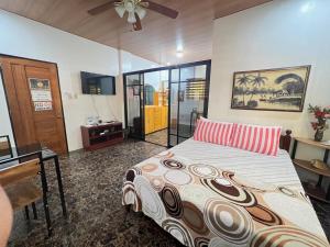阿拉米诺斯卢尔德度假屋的一间卧室配有一张带书桌和梳妆台的床。