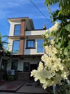 阿拉米诺斯卢尔德度假屋的前面有白色花的房子