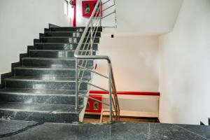 布巴内什瓦尔Townhouse Hi5 Aditya International的一座带金属扶手的建筑中的楼梯