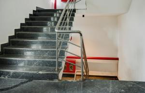 布巴内什瓦尔Townhouse Hi5 Aditya International的一座带金属栏杆的建筑中的楼梯