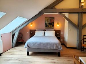 Monestier-de-ClermontLes 7 Frères的阁楼上的卧室配有一张大床