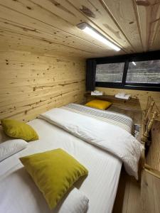 里泽Nayon Tiny House的小木屋内一间卧室,配有两张床