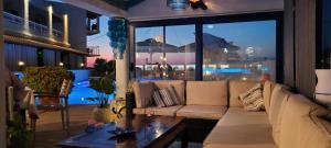 圣斯特凡诺斯Sunsea Wellness Resort的客厅配有沙发和桌子