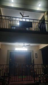 比纳里姆D 'SOUZA HOLIDAY HOME的客房设有带吊扇的阳台。