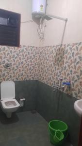 比纳里姆D 'SOUZA HOLIDAY HOME的一间带卫生间和水槽的浴室